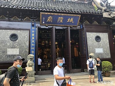 上海城隍庙殿堂建筑属南方大式建筑,红墙泥瓦,庙内主体建筑由庙前广场
