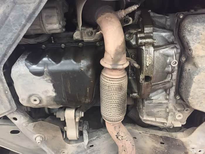 汽车发动机怎么加机油 500_wKgFVFgOzQyAdDCOAAGGAYJTgeM836.jpg