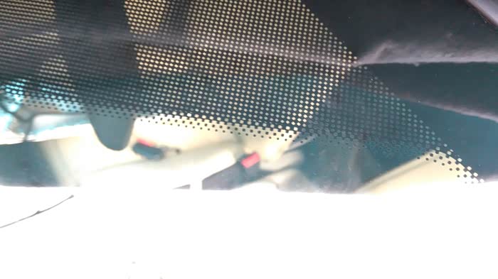 【图】看看4S换的前挡风玻璃,黑点发白