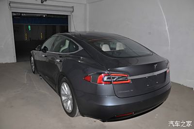 特斯拉model s(冷光银)提车作业