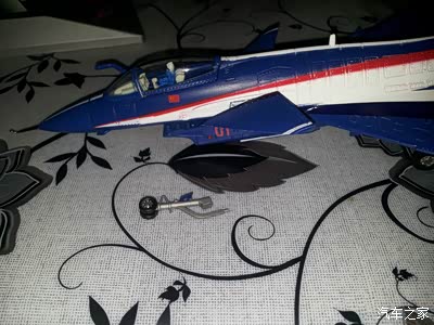 军事头条!歼十表演机空中遇险紧急迫降 前起落