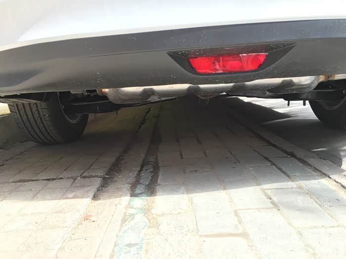 【图】底盘后轮摆臂上,各有2个小突起,哪个大