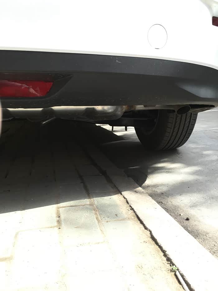 【图】底盘后轮摆臂上,各有2个小突起,哪个大