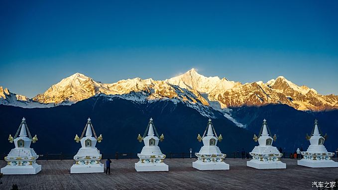 飞来寺观景台,是看梅里雪山日照金山最好的地方,而据说看到完整日照