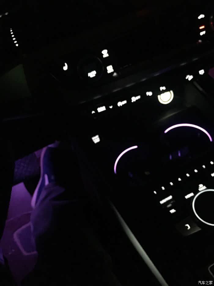 【图】夜拍 新A4 内饰氛围灯 帅到没朋友_奥迪