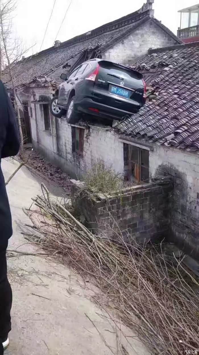 上房揭瓦最新视频 500_wKgFWljCVoOAbhXdAAUBVISTzp0593.jpg