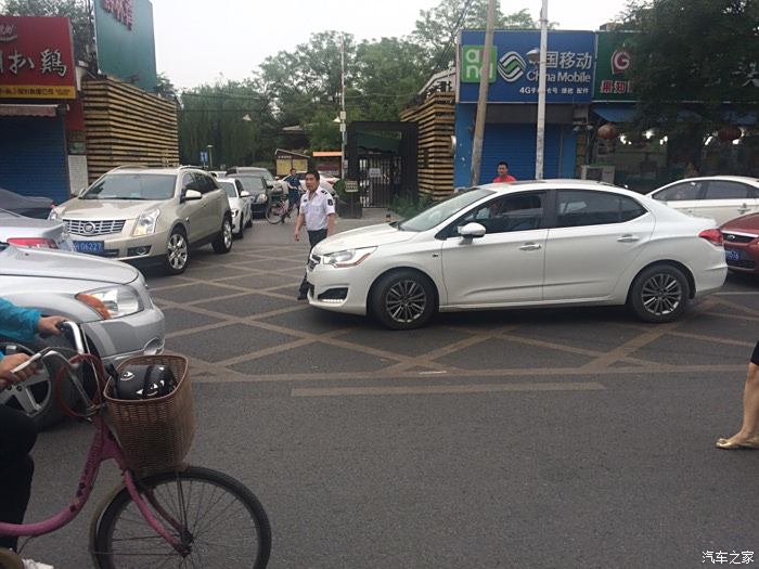 【图】黄实线停车的后果,整条路堵死了_北京论