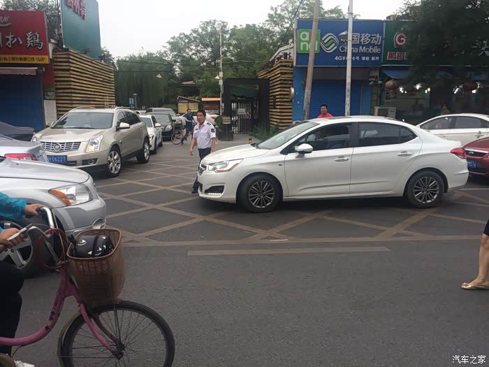 【图】黄实线停车的后果,整条路堵死了_北京论