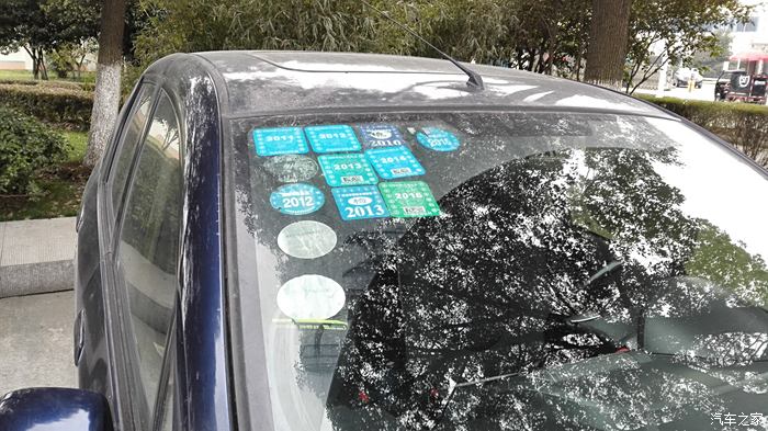 看看大家的车玻璃上的几个合格标志是怎么贴的