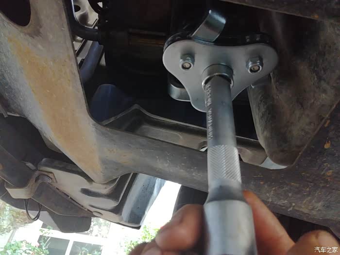 汽车机油自己动手怎么更换 500_wKgFW1kqK1KAP2f7AAQ_RWdUF_g899.jpg