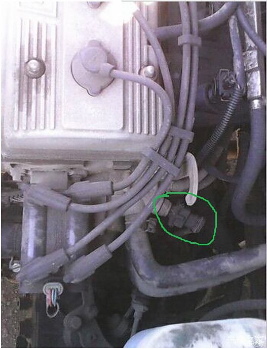 见绿圈 就是温控开关,控制水箱风扇的启动温度 和启动车时根据温度