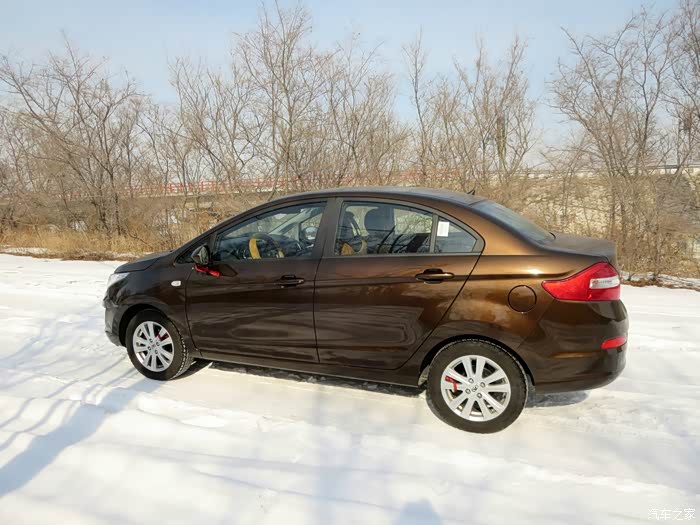 片片白雪忆往昔,林间小道留念!