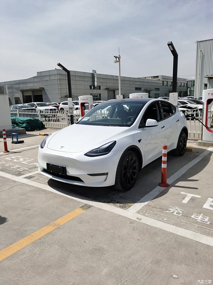 特斯拉model y,白色20寸轮毂,现车,诚意转让.