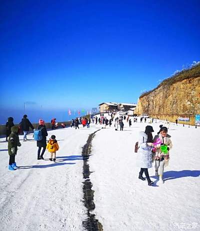 巴山大峡谷罗盘顶滑雪场格外热闹.