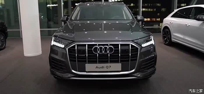 2021款奥迪q7,55tfsi,发动机舱大灯前脸儿展示