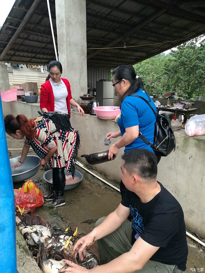 做竹筒饭时同,另外车友在杀鸡.男女搭配干活不累.