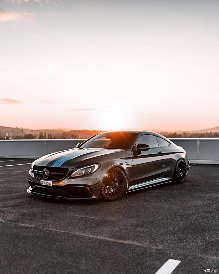 amg c63s ,它的"屁股"带了一撮蓝