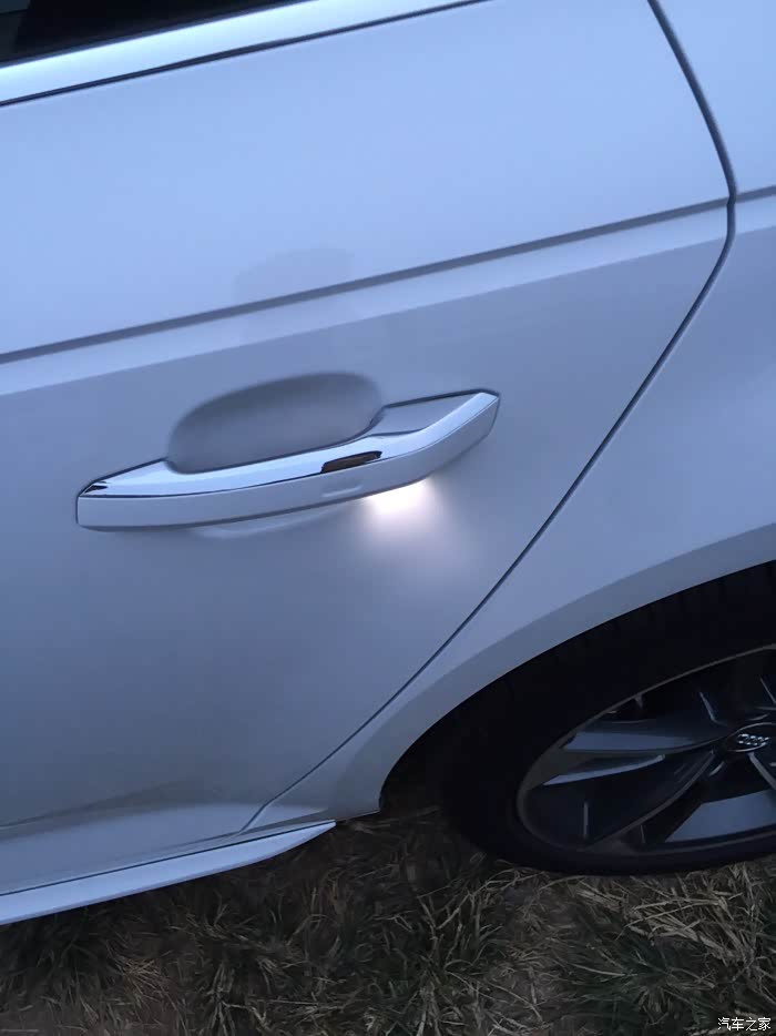 【图】新A4 原车氛围灯 晚上真漂亮_奥迪A4L