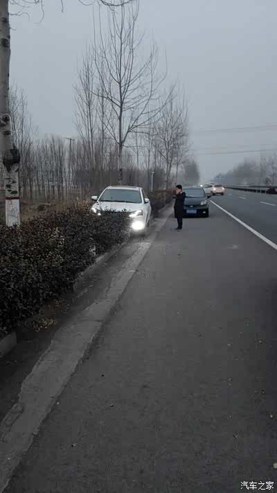 掉头变道到应急车道,后车超速撞到右侧谁的责