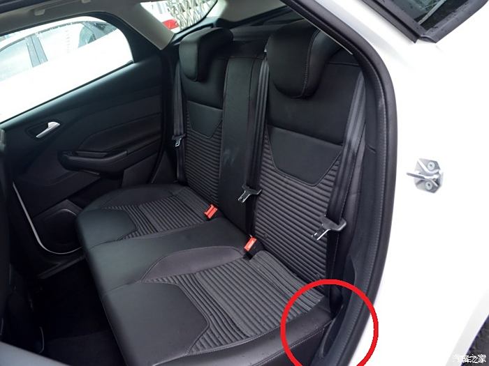 2012款新福克斯舒适版三厢车后排座位靠背怎么放倒?