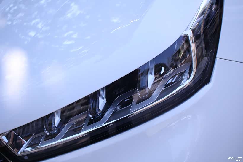 矩阵式的大灯颜值还是比较高的，一眼看上去确实会感觉很不错哦。使用感