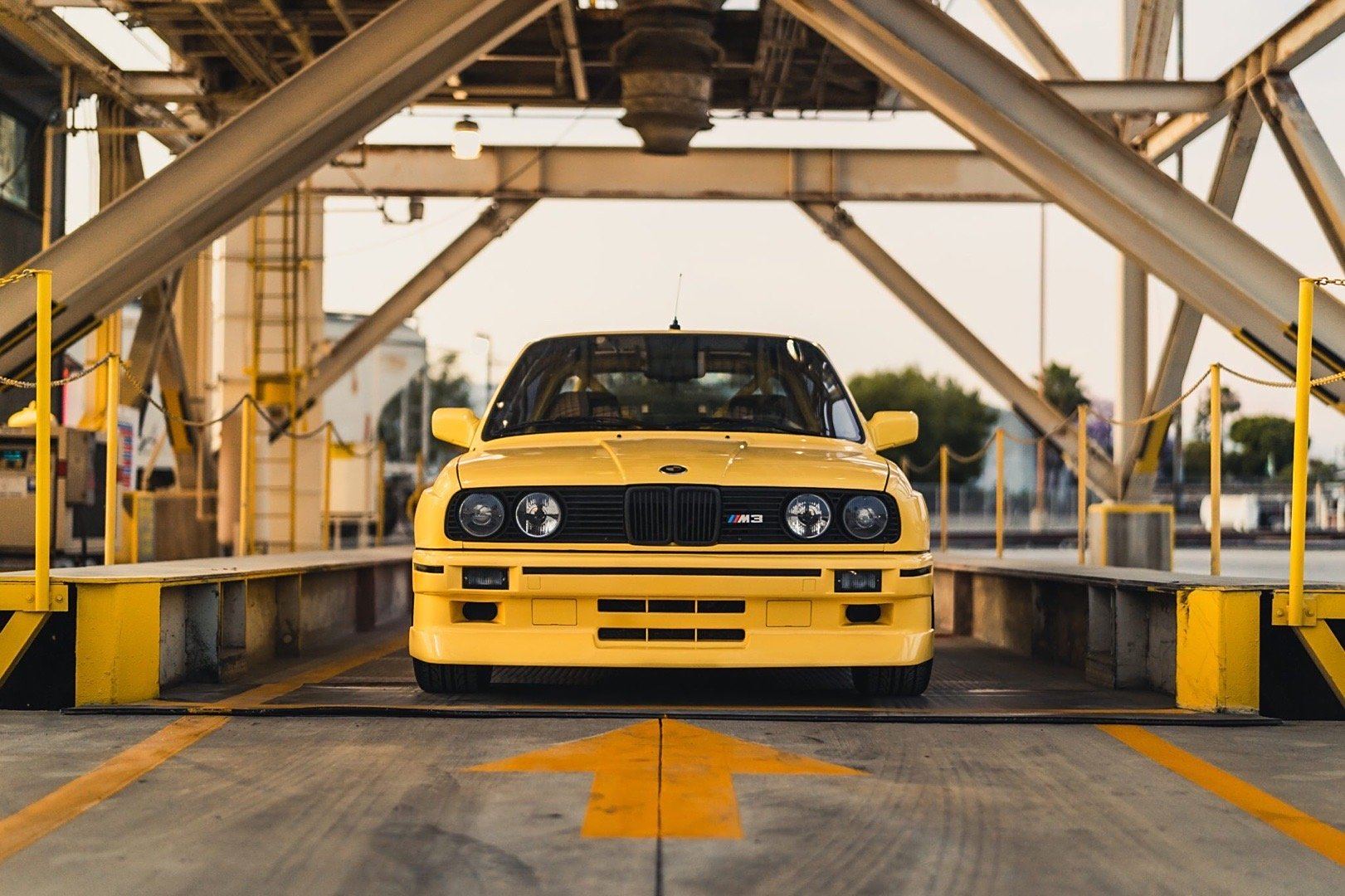 89年的bmw e30宝马m3,不仅外观好看还有不错的动力.