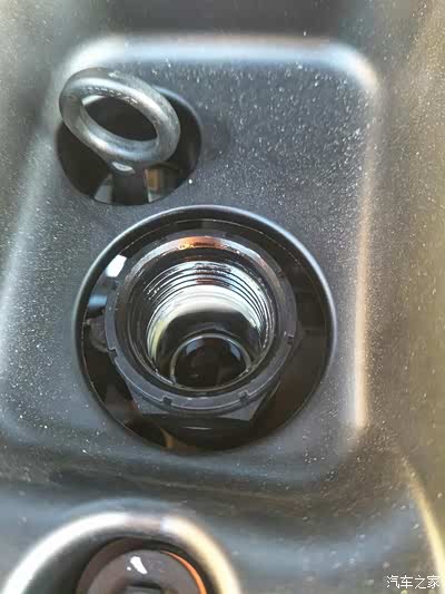 机油盖有白色乳化物,是怎么回事?