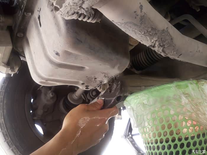 汽车机油自己动手怎么更换 500_wKgHIVrFJy6AXRuPAAJOIqYDJVo587.jpg