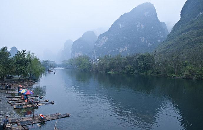 小小竹筏小两岸,桂林山水名不虚传.