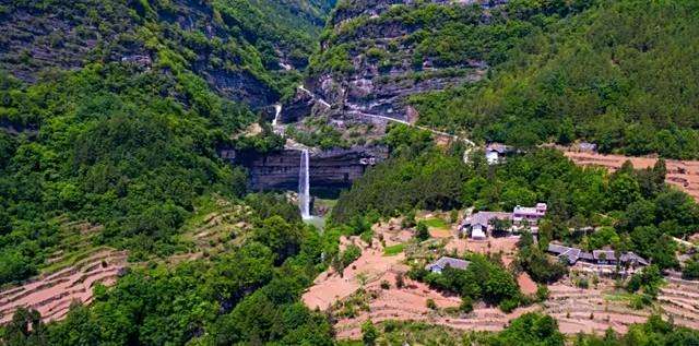 坐落在广元旺苍的米仓山大峡谷龙潭瀑布美景实拍