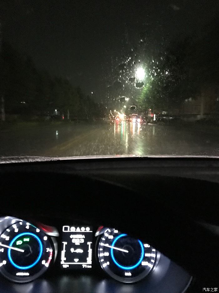 下雨天开车听着音乐感觉很舒服