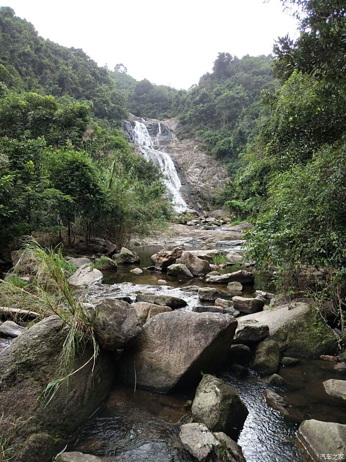 绝崖峭壁上,一条条喧声如雷的悬泉飞瀑,从万仞峰顶上向巫峡倾泻而下.