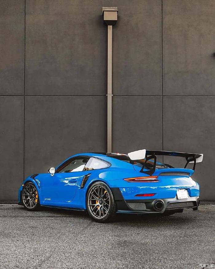 保时捷911 gt2 rs实车,外形是赛车化的设计风格,蓝色