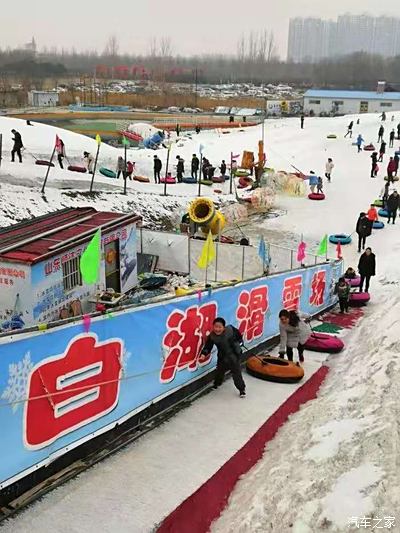太白湖滑雪场,应该是济宁最大的了,人也很多