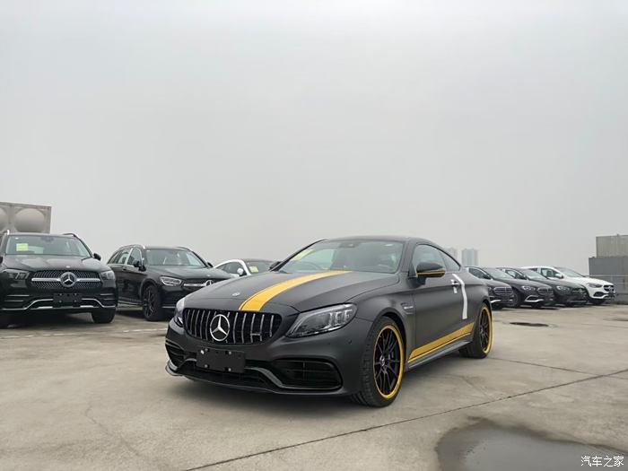 21款奔驰amg c63轿跑暗夜特别版,低调的外观透漏出霸气