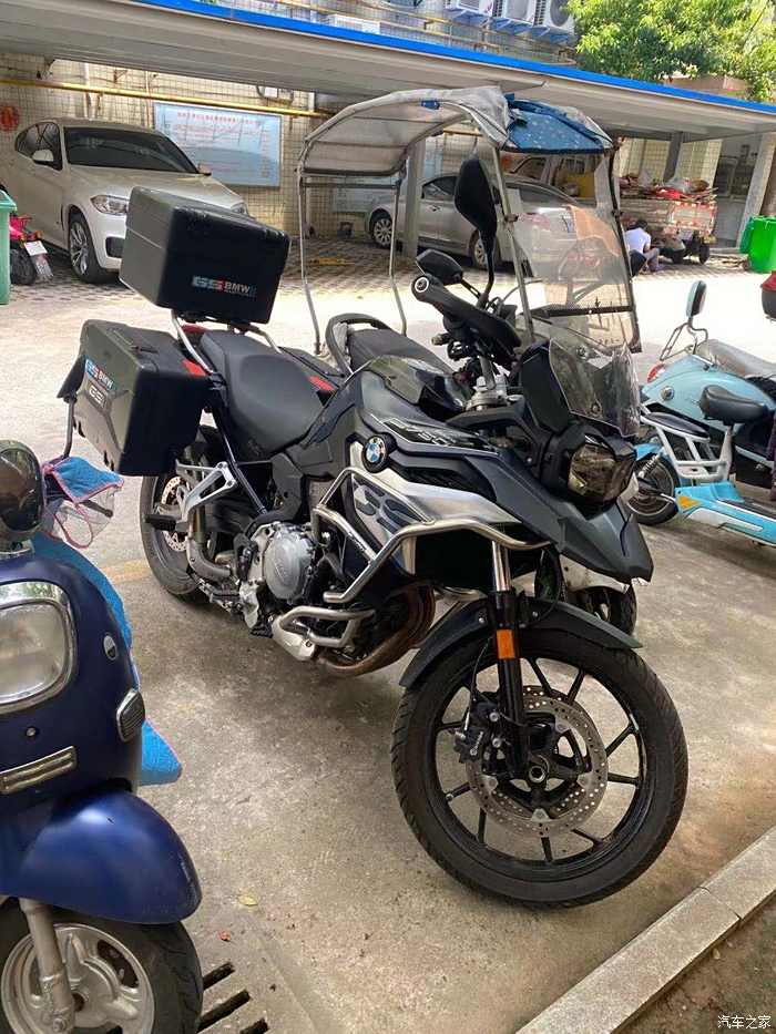 在综合比较了川崎z900,nc750x,和gs750之后,媳妇还是认宝马,其实2021