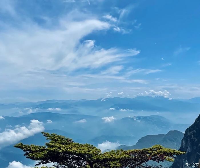 峨眉山月半轮秋,影入平羌江水流.