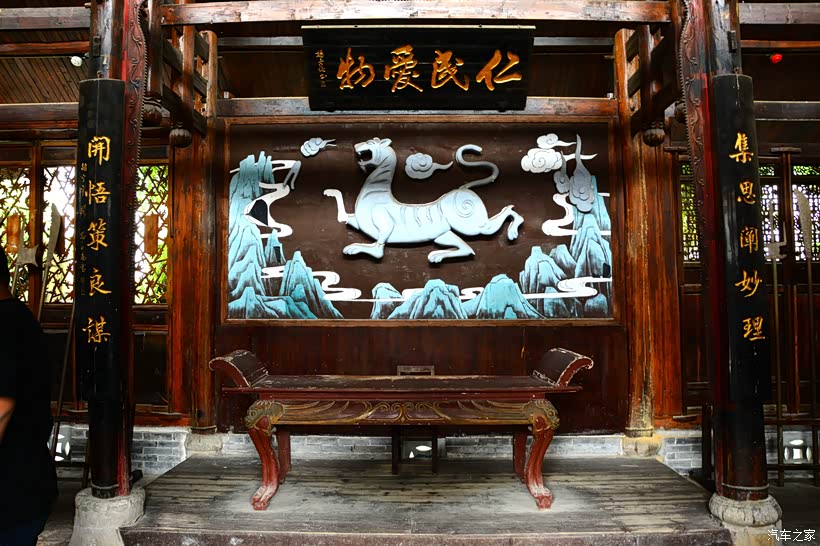 堂中塑白虎图腾塑像,仁民爱物匾高悬