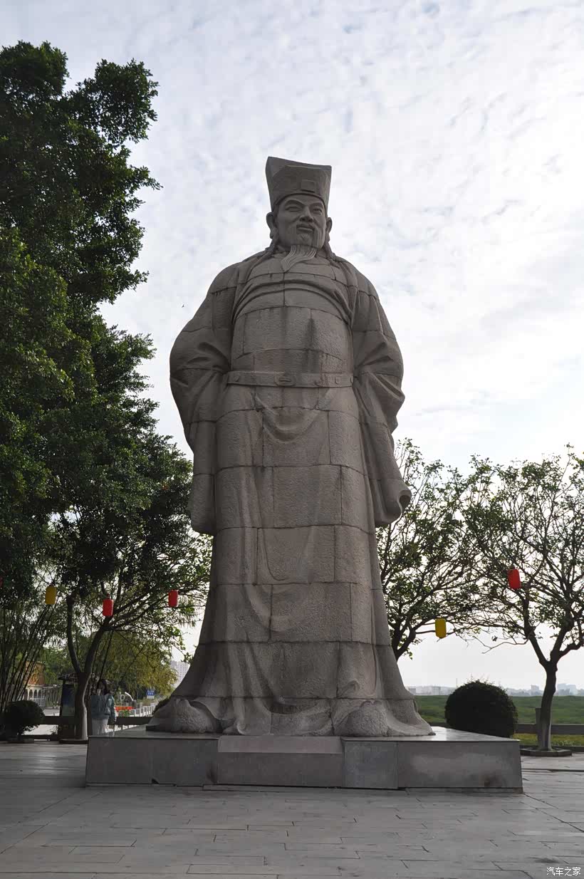 洛阳桥北端桥头广场上的蔡襄石像。蔡襄（1012年3月7日——1067年9月27日），