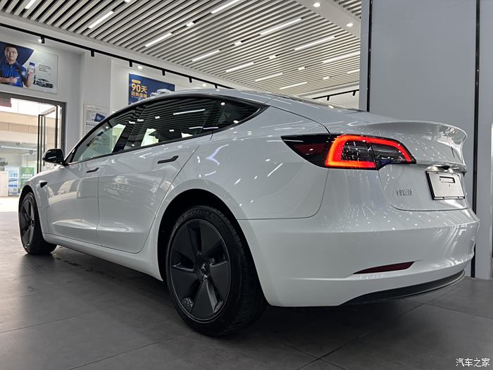 特斯拉model3白色