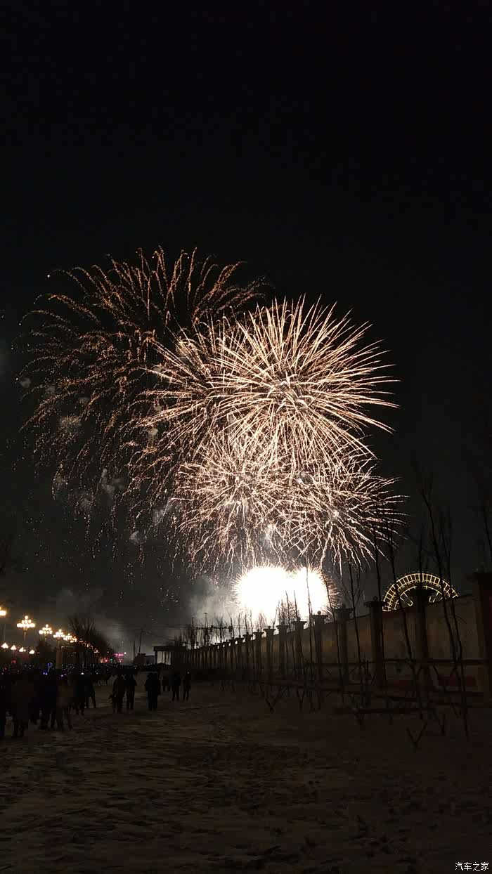 小火箭炮烟花 500_wKgHIlqZatuAcob3AAkrvsEPq_I355.jpg