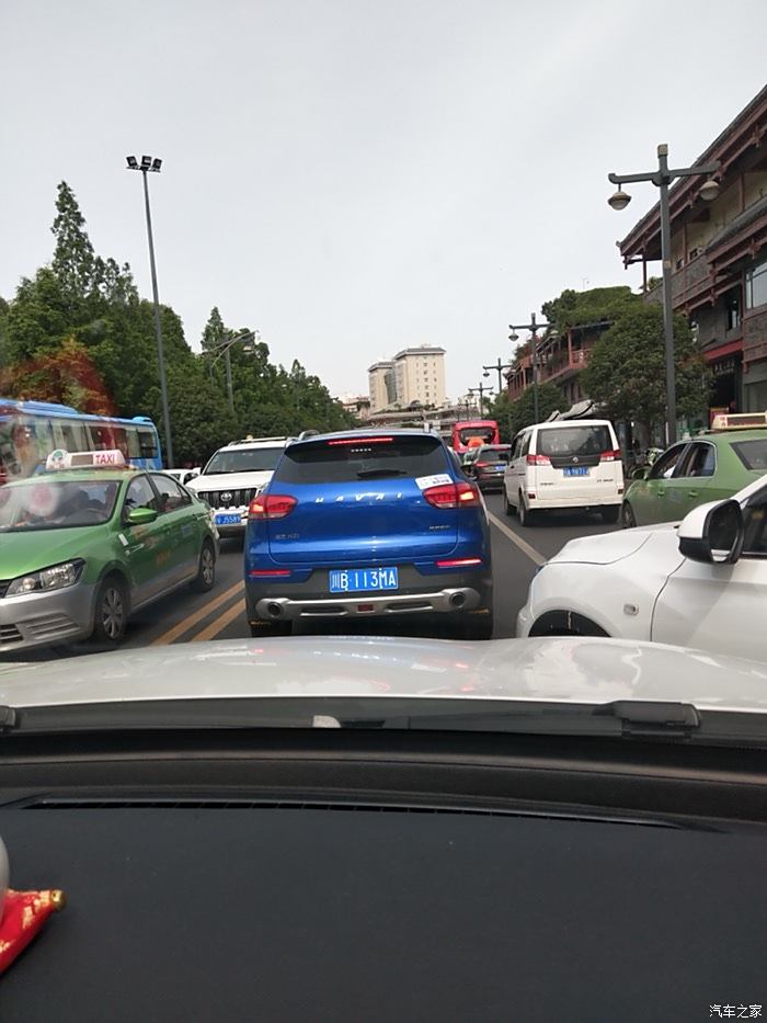 开着哈弗h2s浪迹成都街头走的路都堵车