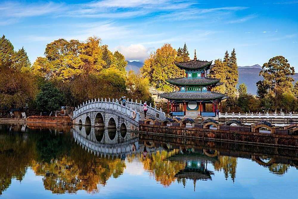 丽江黑龙潭公园,在蓝天,碧水,阳光的映衬下,美成了一幅画.