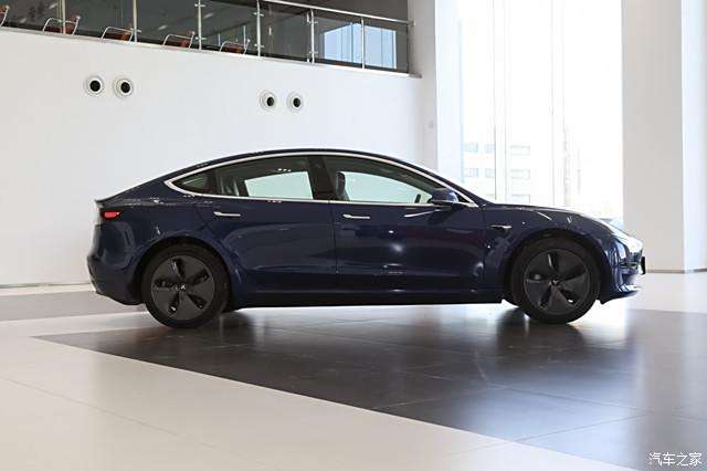 特斯拉model3在外观设计上展现出极为吸睛的一面