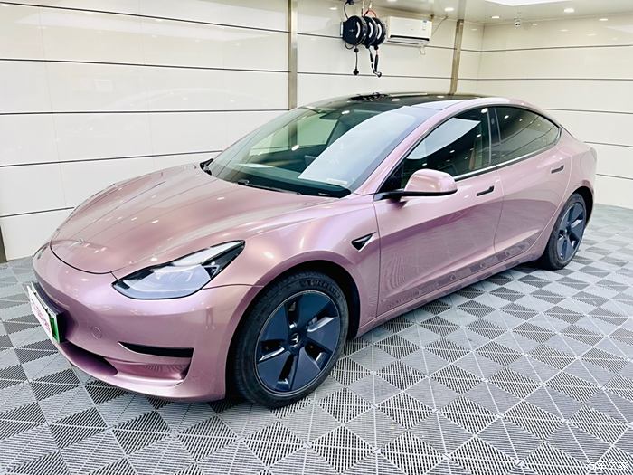 冰莓粉特斯拉model3