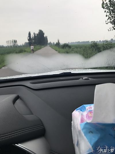 雨天前风挡外面起雾