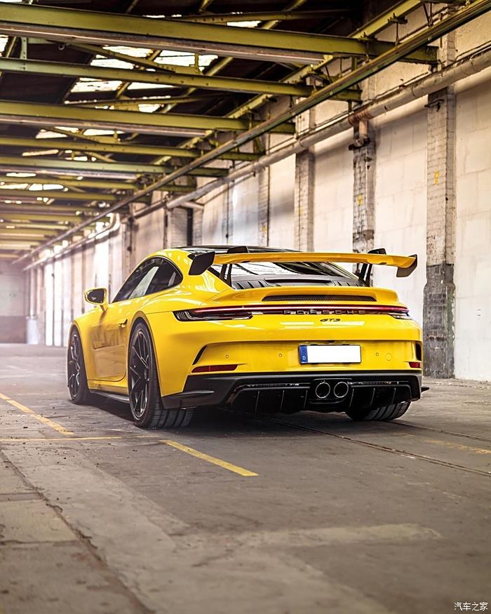 2021 保时捷911 gt3竞速黄