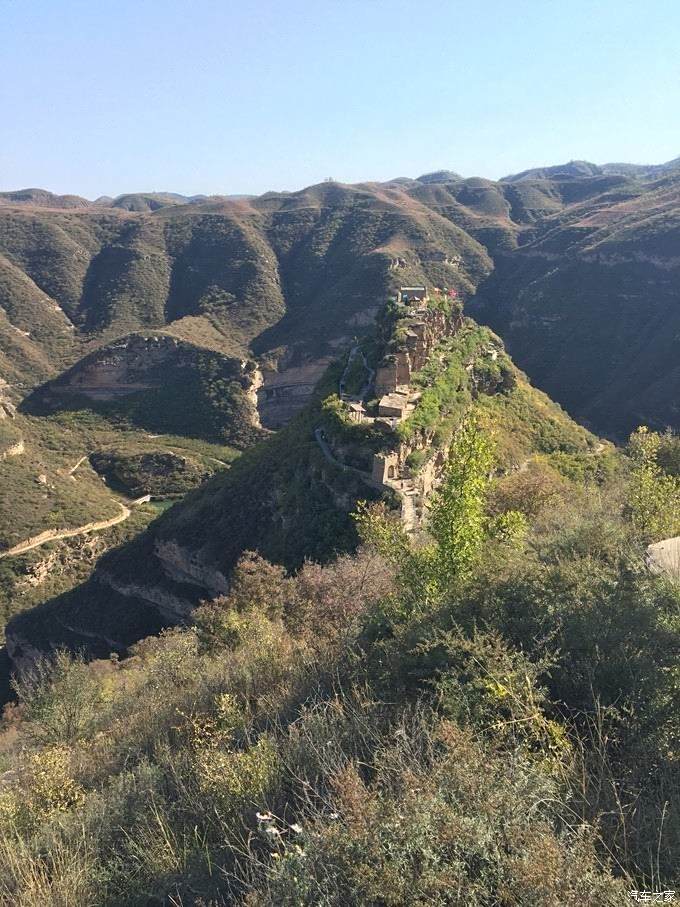 要想上山寨,须得绕行山下,曲折盘桓,方能到达,沿途风景秀美,但对体力