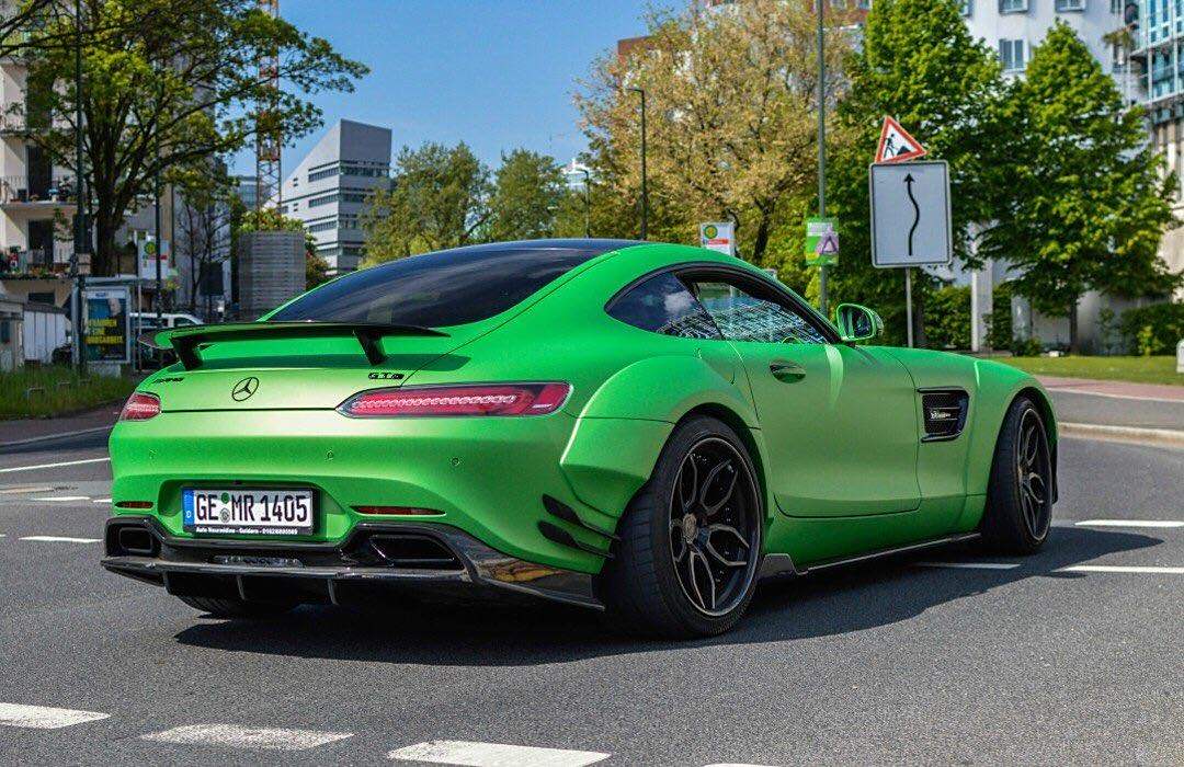 哑光绿梅赛德斯amg gt s