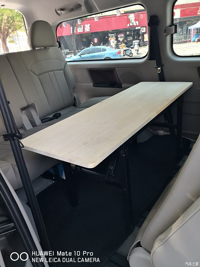 折叠桌放入车内的样子